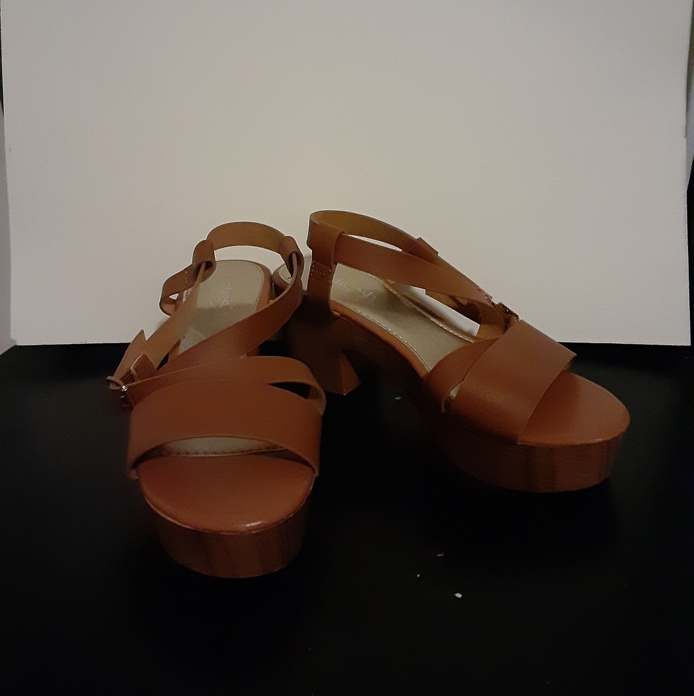Refresh size 6 brown high heeled strapped sandal